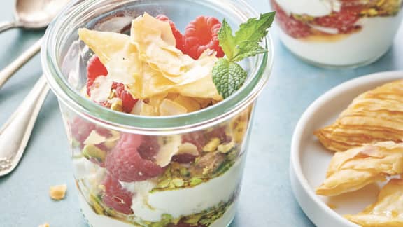 Parfait au yogourt, framboises, érable et écrasé de pâte filo