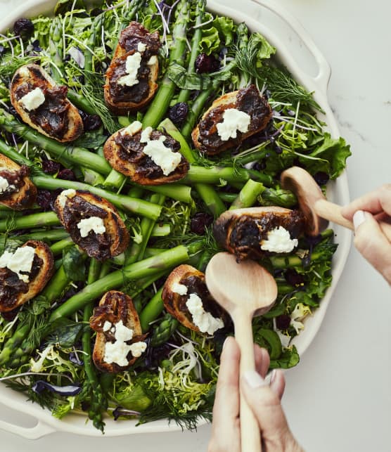 Salade verte aux herbes avec des croûtons aux dattes et fromage de chèvre