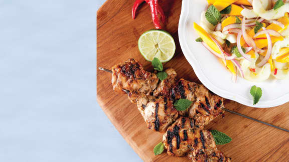 Brochettes de hauts de cuisses de poulet à la jerk, salade de mangue