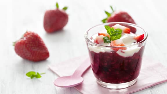 Verrine fraises-rhubarbe et crème de cassis