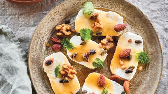 Faisselle de chèvre, noix caramélisées, sirop d’érable et mélisse
