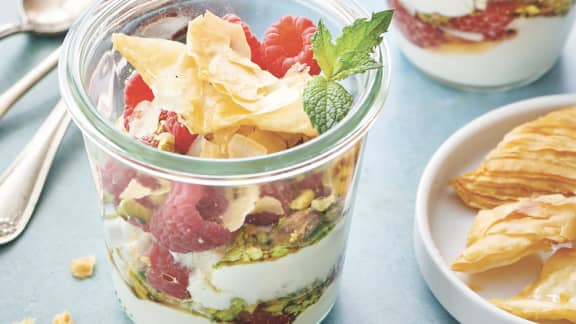 Parfait au yogourt, framboises, érable et écrasé de pâte filo