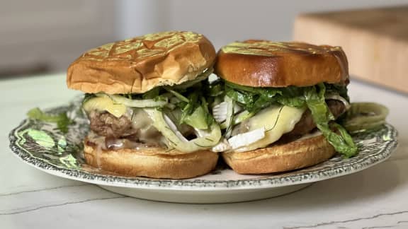 Jeudi : Burger de dindon, salade de fenouil et de pommes et mayonnaise à l’oignon confit de Folks and Forks