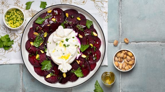 Burrata sur carpaccio de betteraves