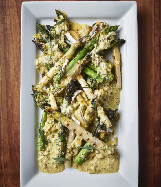 Asperges du Québec grillées, gratinées au Riopelle de l’Isle, sauce gribiche