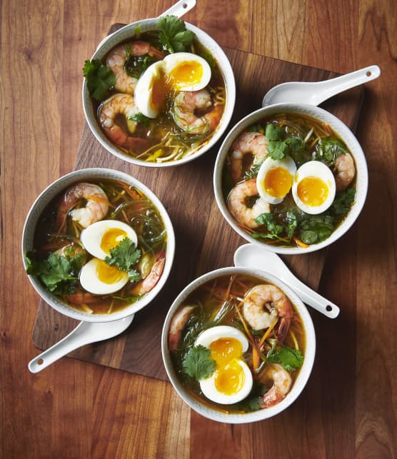 Soupe ramen à base de dashi, œuf mollet, légumes et crevettes