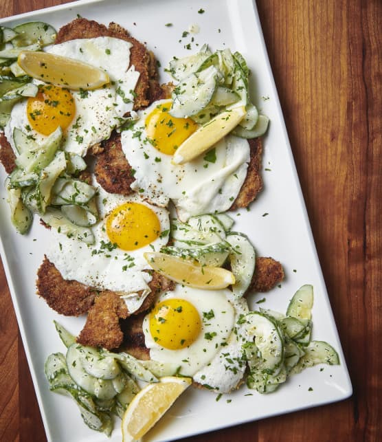 Schnitzel et œuf miroir, salade de concombre crémeuse