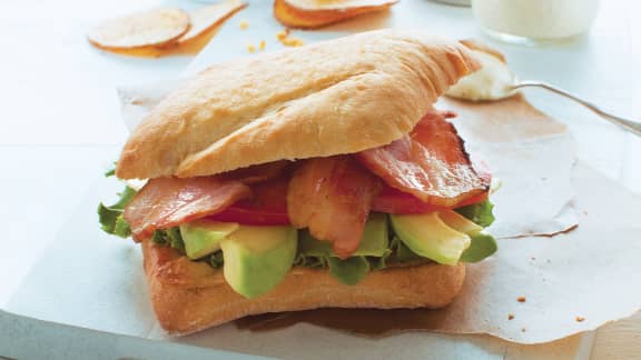 BLT sur focaccia au fromage fondant et à l'avocat avec croustilles maison