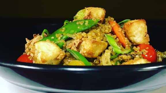 Quinoa sauté au gingembre et tofu (chaufa de quinua et tofu)