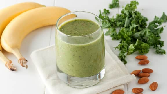 Smoothie aux bananes, lait d'amande et kale