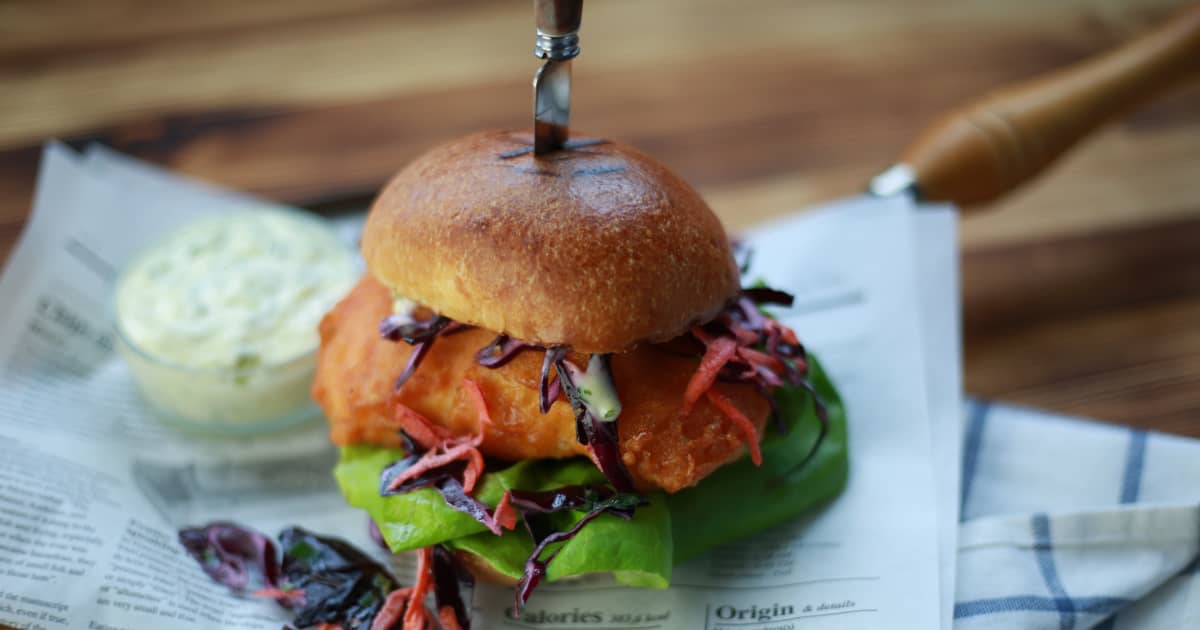 Sandwich de fish and chips et sauce tartare Zeste