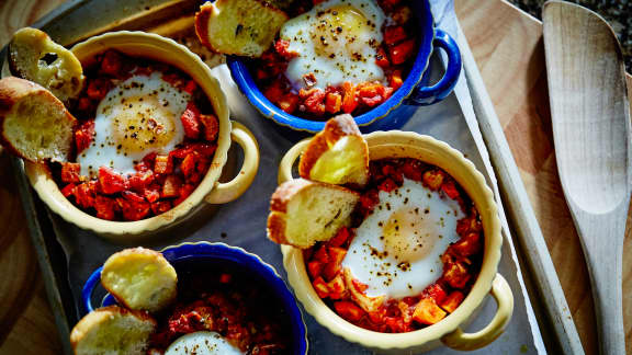 Casserole de ratatouille style chakchouka et oeufs pochés