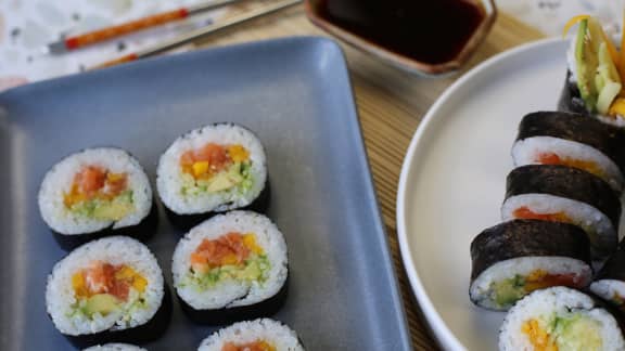 Maki de saumon, avocat, mangue et sésame