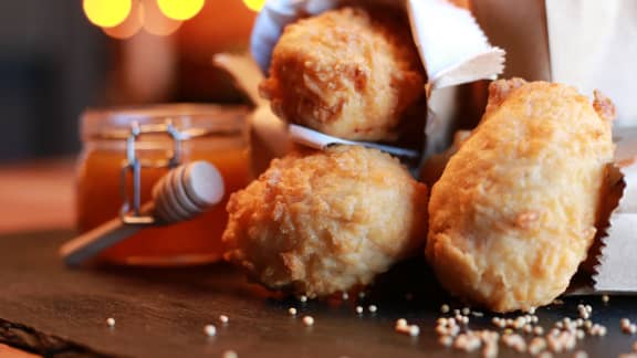Croquettes de poulet, sauce miel et moutarde