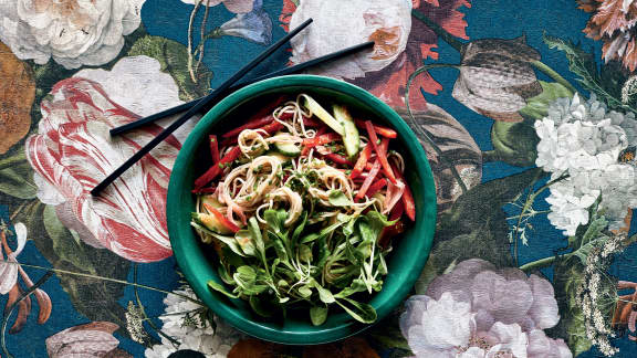 Salade froide de nouilles soba et de mâche