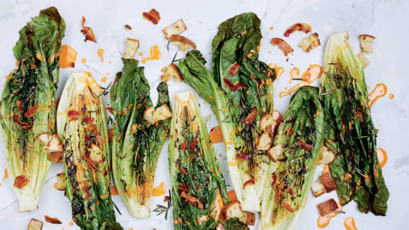 Coeurs de romaine grillés avec vinaigrette chaude aux tomates rôties