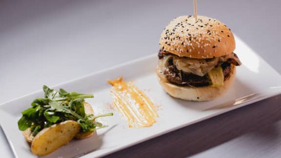 Burger aux oignons caramélisés et chanterelles, mayonnaise au paprika fumé, rattes à l’ail et au romarin, salade de roquette