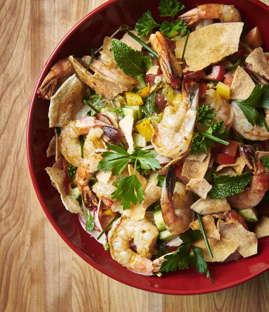 Salade Fatouche classique et brochettes de crevettes grillées aux épices