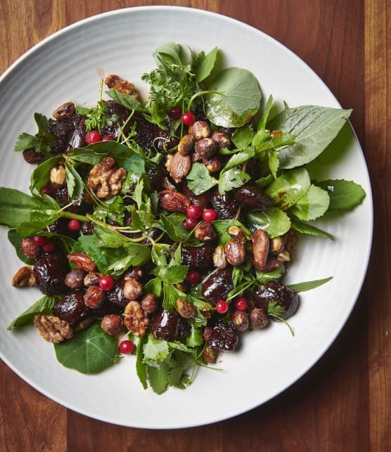 Salade de gésiers de canard laqués aux airelles et au sirop de bouleau, de verdures boréales et de noix glacées au poivre des dunes