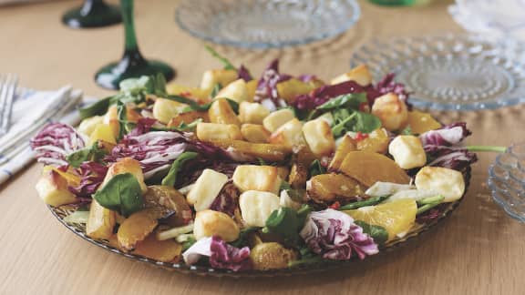 Lundi : Salade aux betteraves et aux croûtons de halloumi, vinaigrette épicée à l’orange