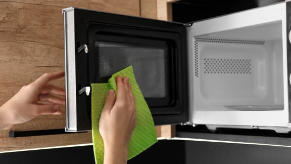 Voici 10 aliments et objets à ne jamais chauffer dans votre micro-ondes