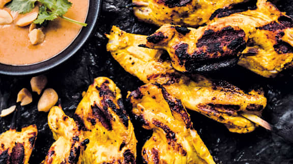 Jeudi : Satay de poulet au cari, sauce aux pinottes