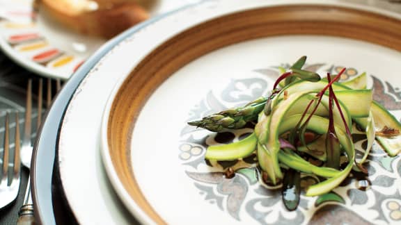 Salade d'émincé d'asperges, vinaigrette parfumée à la truffe