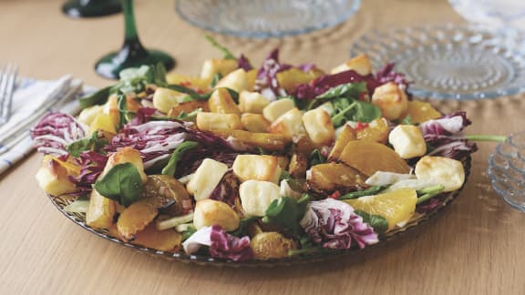 Salade aux betteraves et aux croûtons de halloumi, vinaigrette épicée à l’orange