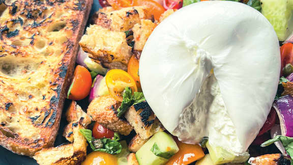 Salade panzanella grillée et burrata