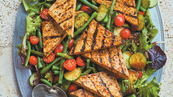 Salade d’été au tofu grillé