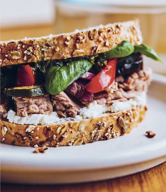 Sandwich au thon et aux légumes grillés