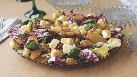 Salade aux betteraves et aux croûtons de halloumi, vinaigrette épicée à l’orange