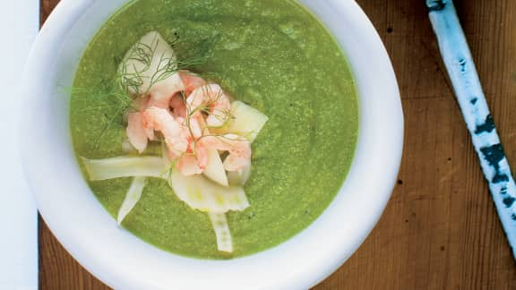 Potage aux pois verts, fenouil et crevettes