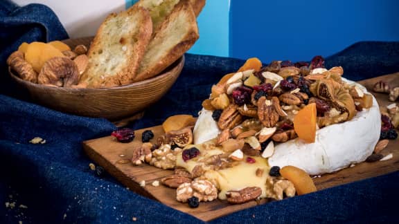 Camembert fondant sur planche de cèdre