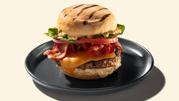 Burger avec sauce spéciale aux oignons caramélisés