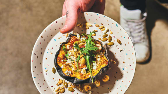 Courge farcie au fromage de chèvre, aux noisettes et aux graines