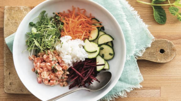 Soupe-repas poké bol au saumon et aux légumes