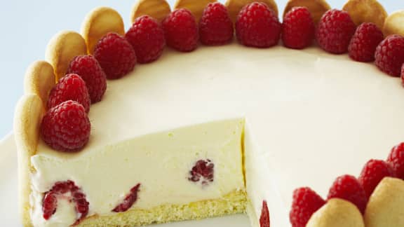 Gâteau élégant au citron et aux framboises