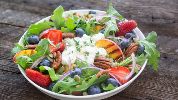 Salade fraîcheur à la roquette et aux petits fruits