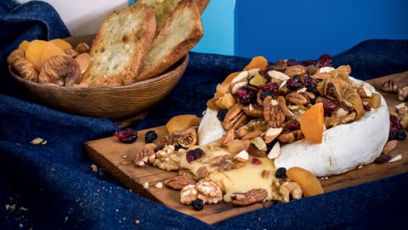 Camembert fondant sur planche de cèdre