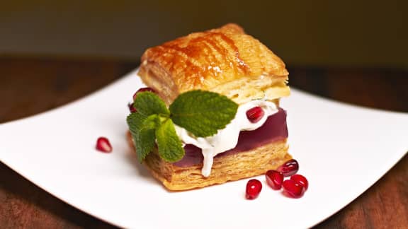 Feuilleté à la gelée de grenade et à la crème Chantilly