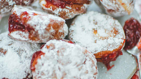 Beignes fourrés à la confiture de fraises