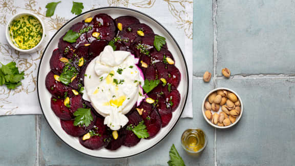 Burrata sur carpaccio de betteraves