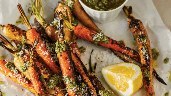 Carottes grillées et pesto de fanes