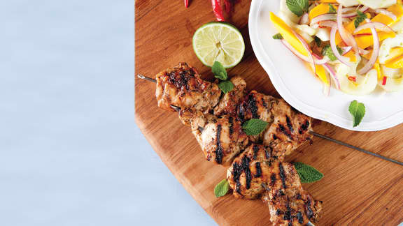 Brochettes de hauts de cuisses de poulet à la jerk, salade de mangue