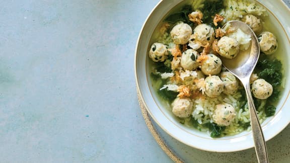 Lundi : Soupe-repas aux mini boulettes de poulet, riz et chou frisé