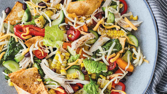 Jeudi : Salade style taco au poulet, au maïs et aux haricots noirs