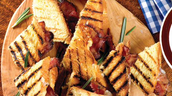 Samedi midi : Grilled cheese au bacon, au romarin et à la raclette