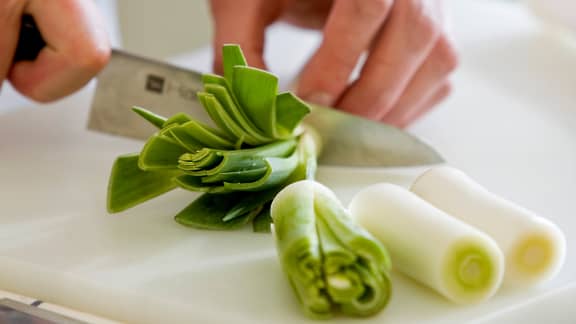 Comment couper un poireau correctement et que faire avec ses feuilles?