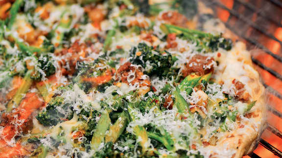 Mardi : Pizza grillée à la pomme de terre, au broccolini et à la saucisse